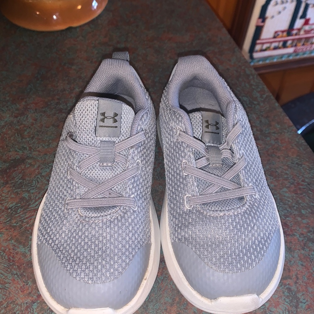 Under armour gray tennis shoes